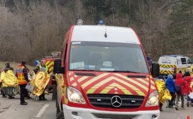 Училищен автобус с 40 деза падна в 6 метрово дере в